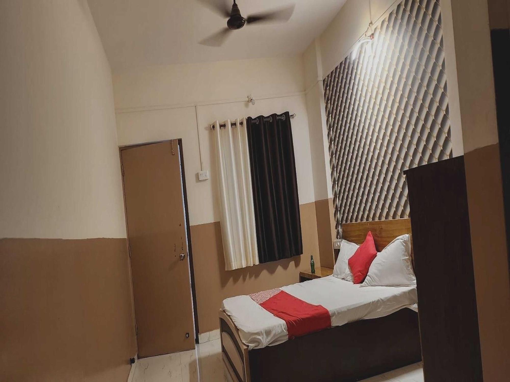 Hotel Royal Lodging Phursungi Bagian luar foto