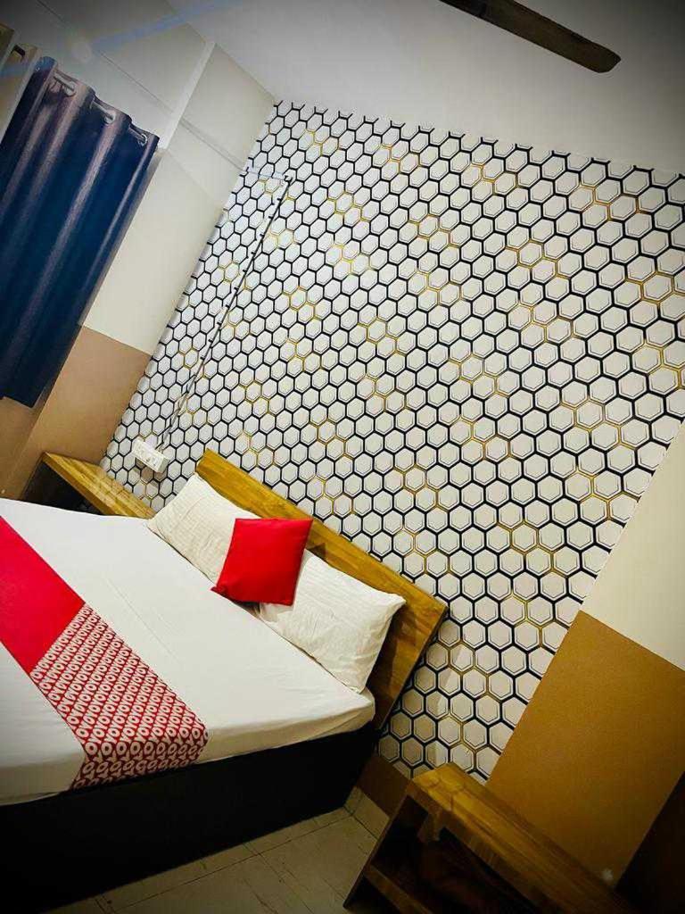 Hotel Royal Lodging Phursungi Bagian luar foto