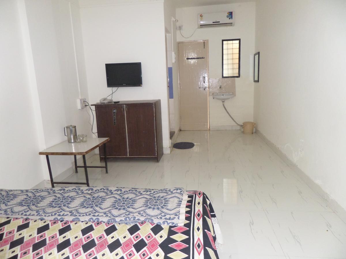 Hotel Royal Lodging Phursungi Bagian luar foto
