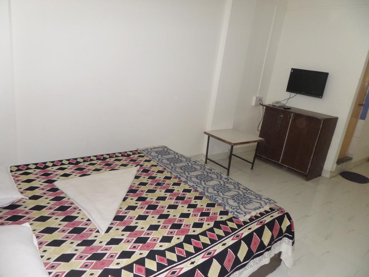 Hotel Royal Lodging Phursungi Bagian luar foto