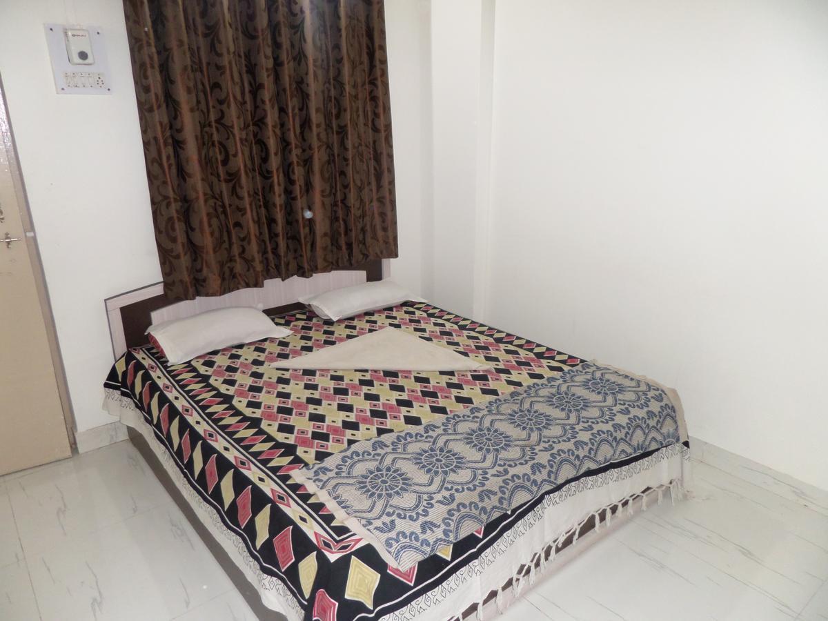Hotel Royal Lodging Phursungi Bagian luar foto