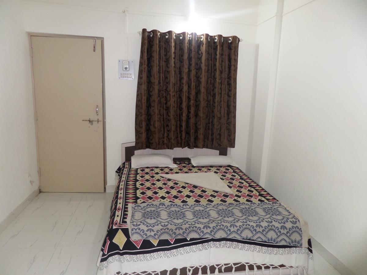 Hotel Royal Lodging Phursungi Bagian luar foto